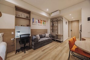 TV, offices - Quadrato | Laureles Studio, w/AC, Balcony, WIFI (Medellín)