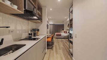 Refrigerador, microondas, parrilla de estufa y cafetera y tetera