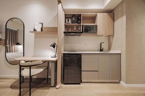 Mikroaaltouuni, liesi, kahvin-/teenkeitin