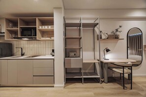 Kühlschrank, Mikrowelle, Herdplatte, Wasserkocher mit Kaffee-/Teezubehör