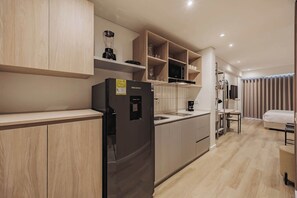 Kühlschrank, Mikrowelle, Herdplatte, Wasserkocher mit Kaffee-/Teezubehör