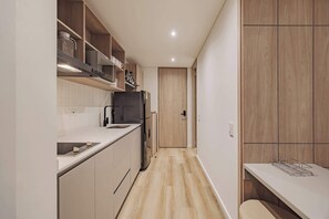 Geladeira, micro-ondas, cooktop, cafeteira/chaleira