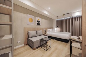 1 bedroom, desk, WiFi, bed sheets - Quadrato | Laureles Studio, w/AC, Balcony, WIFI (Medellín)