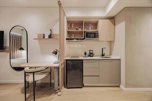 Mikrovågsugn, spishäll, kaffe- och tebryggare och grytor/köksredskap