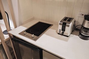 Microwave, stovetop, coffee/tea maker, cookware/dishes/utensils - Quadrato | Laureles Studio, w/AC, Balcony, WIFI (Medellín)