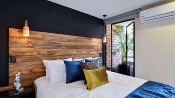 1 bedroom, desk, WiFi, bed sheets