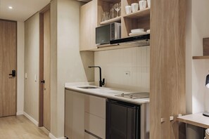 Mikrowelle, Herdplatte, Wasserkocher mit Kaffee-/Teezubehör