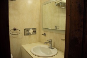 Baño | Secadora de cabello, toallas, jabón, shampoo 