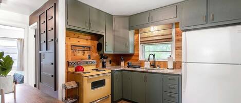 Jääkaappi, mikroaaltouuni, uuni, liesi