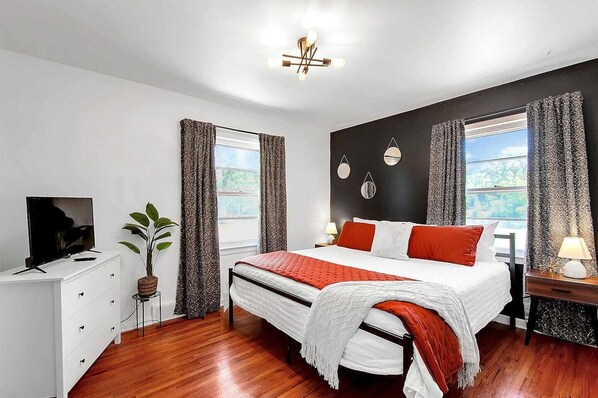 2 habitaciones, escritorio y tabla de planchar con plancha 