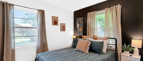2 habitaciones, escritorio y tabla de planchar con plancha
