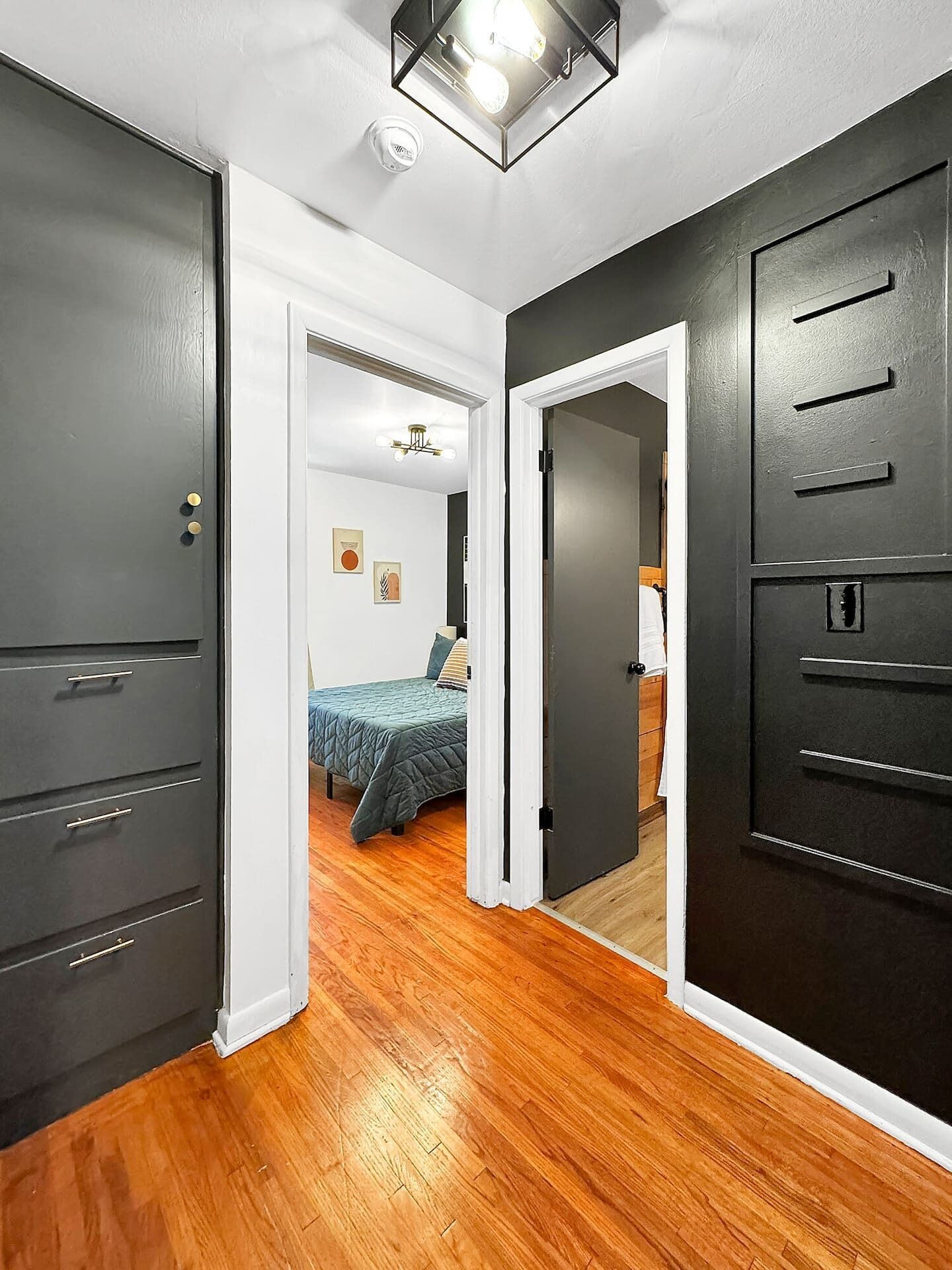 2 Schlafzimmer, Schreibtisch, Bügeleisen/Bügelbrett, Reisekinderbett