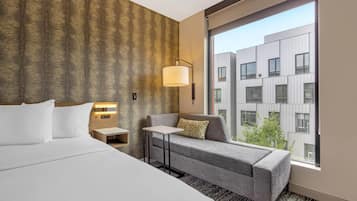 Suite, 1 cama King size y sofá cama, para no fumadores | Cunas gratuitas, wifi gratis y ropa de cama