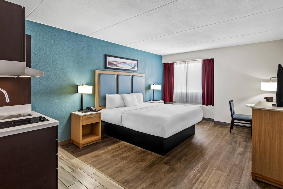 Standard Room, 1 King Bed, Non Smoking | WiFi (free), bed sheets