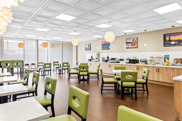 Free daily buffet breakfast - Suburban Studios Charleston - Civic Center (Charleston)