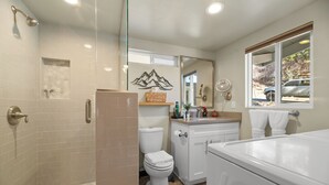 Un baño con ducha, inodoro y lavamanos.