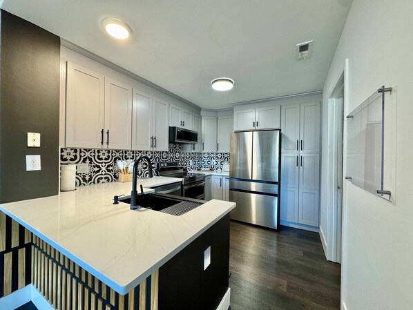 Micro-ondes, four, plaque de cuisson, lave-vaisselle