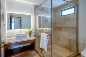 Deluxe Condo, Balcony, City View | Badrum