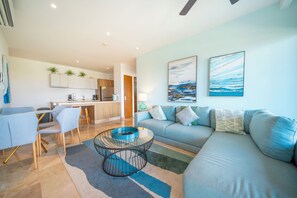 Condo Deluxe, balcon, vue sur la ville | Aire de séjour | Téléviseur connecté de 65 po avec télévision numérique