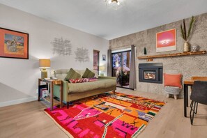 Smart-TV, Kamin, Tischtennisplatte