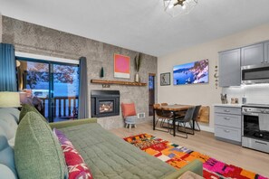 TV connectée, cheminée, table de tennis de table