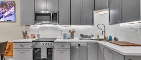 Réfrigérateur, four à micro-ondes, un four, surface de cuisson