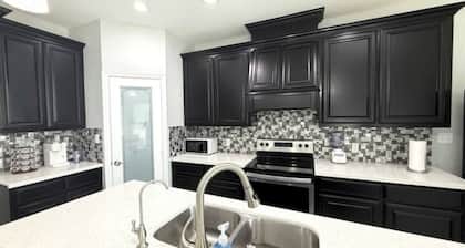 Stylish New Alamo Home • Dining & Shops Nearby