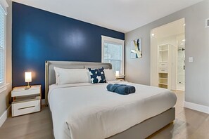 5 habitaciones, escritorio y tabla de planchar con plancha 