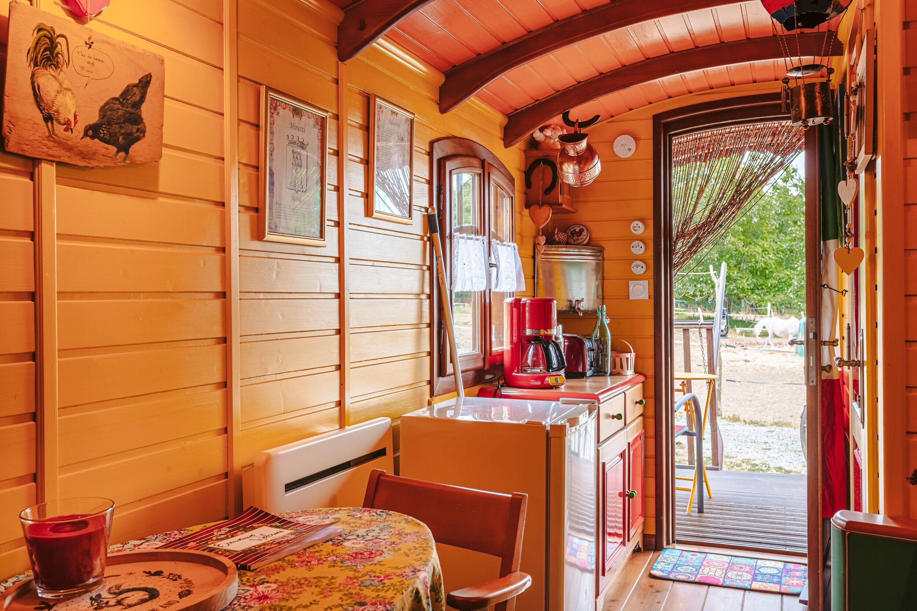 Een koelkast, een kookplaat, een koffiezetapparaat/waterkoker