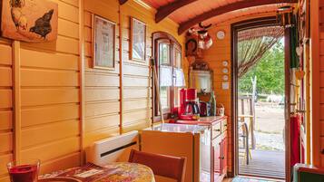 Fridge, stovetop, coffee/tea maker, electric kettle