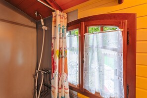 Suihku, hiustenkuivaaja, pyyhkeet