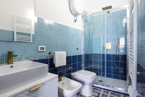 Dusche, kostenlose Toilettenartikel, Haartrockner, Bidet