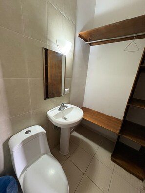 Chambre simple de base | Salle de bain | Serviettes fournies, savon, shampooing, papier de toilette