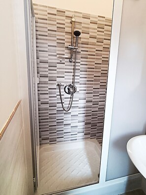 Dusche, Haartrockner, Bidet, Handtücher