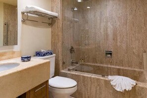 Hiustenkuivaaja, pyyhkeet, saippua, sampoo