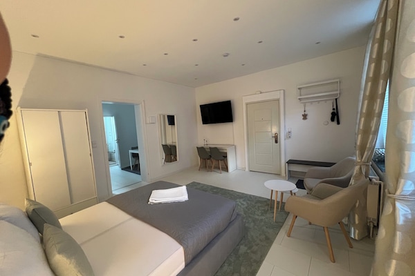 1 camera, una scrivania, ferro/asse da stiro, culla da viaggio