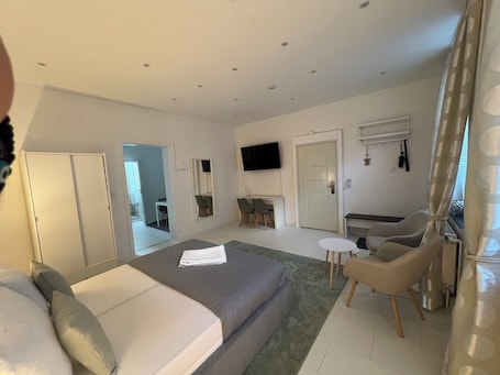 1 bedroom, desk, iron/ironing board, travel cot. City Studio Apartment. Close to everything! On the ground floor. First floor
