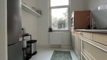 Een koelkast, een microgolfoven, een oven, een kookplaat