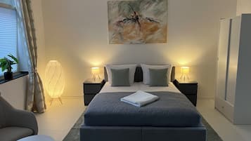 1 slaapkamer, een bureau, een strijkplank/strijkijzer, reisbedje