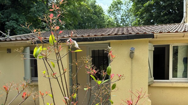 A building with a tiled roof and a window. - Studio on the banks of the Seine (Rueil-Malmaison)
