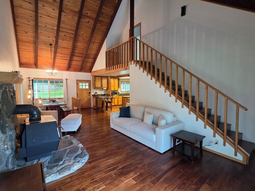 Charming 4-bedroom house in Applegate Valley. Private river access, WiFi and AC