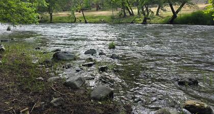 Charming 4-bedroom house in Applegate Valley. Private river access, WiFi and AC