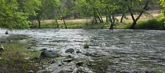 Charming 4-bedroom house in Applegate Valley. Private river access, WiFi and AC
