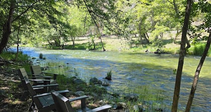 Charming 4-bedroom house in Applegate Valley. Private river access, WiFi and AC