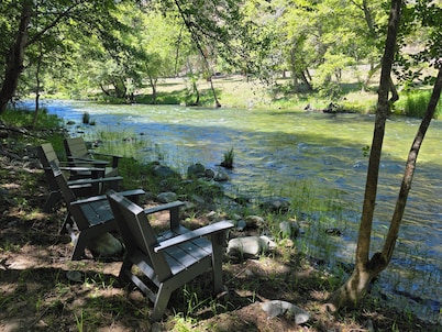 Charming 4-bedroom house in Applegate Valley. Private river access, WiFi and AC