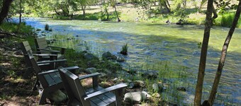 Charming 4-bedroom house in Applegate Valley. Private river access, WiFi and AC