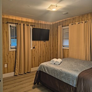 2 bedrooms, iron/ironing board, WiFi, bed sheets - Charm meets convenience in this delightful duplex-family house. (Tampa)