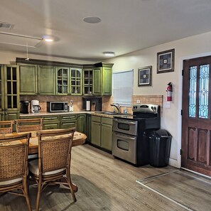 Microwave, oven, stovetop - Charm meets convenience in this delightful duplex-family house. (Tampa)