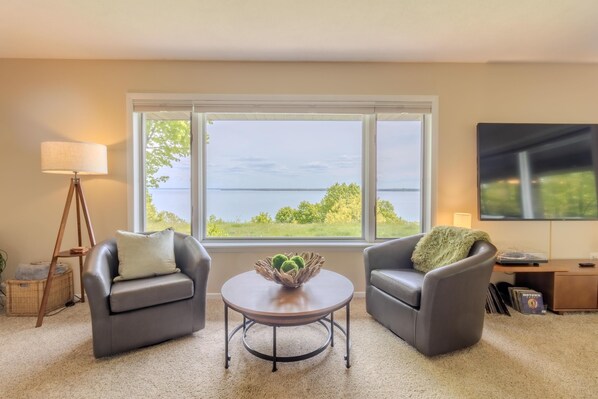 TV, books, music library, stereo