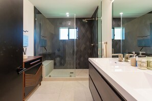 Een douche, handdoeken, zeep, toiletpapier